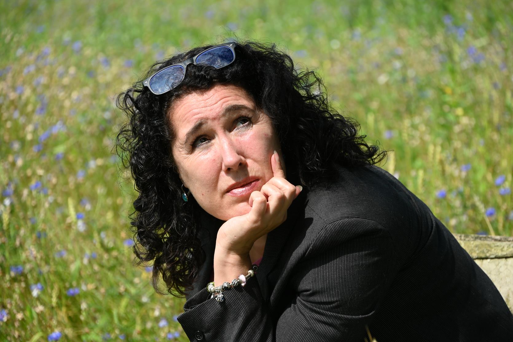 Petra in bloemenveld rechts vooruit kijkend